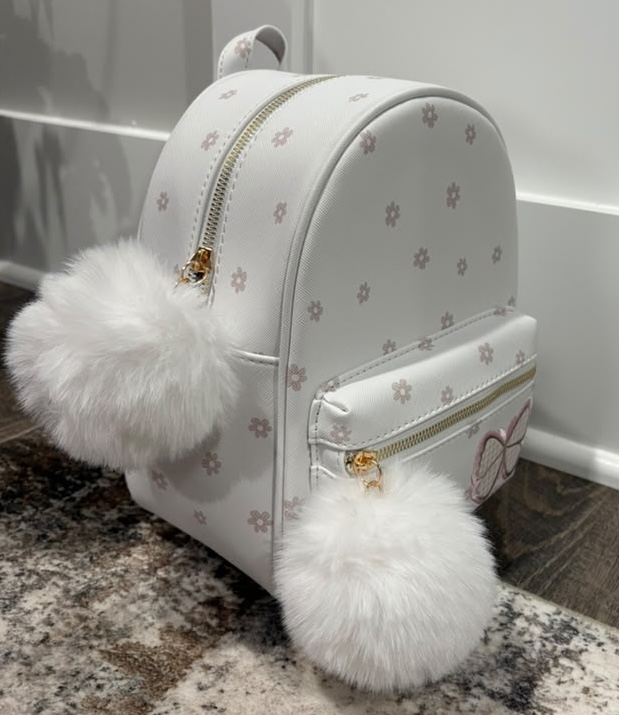 🤍 Mochila Infantil Blanca con Pompones – Dulzura y estilo para las más pequeñas 🎀