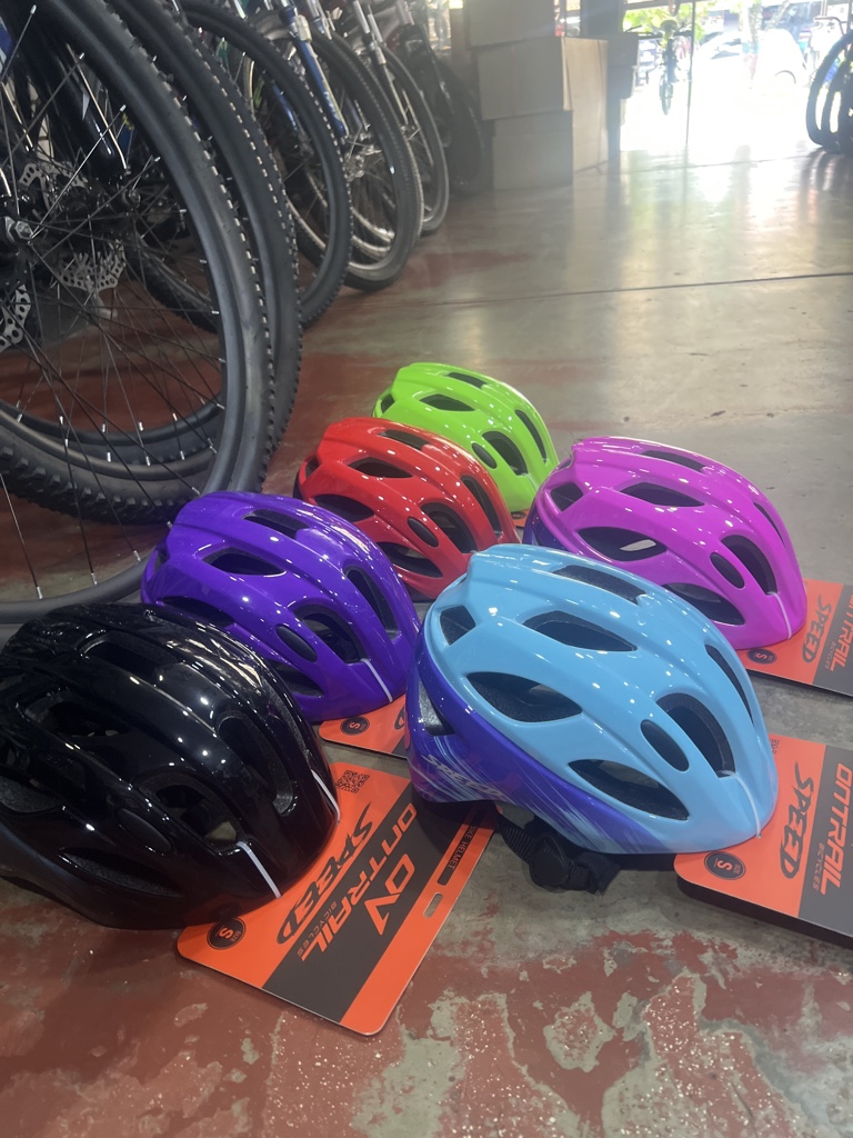 Casco deportivo multicolor