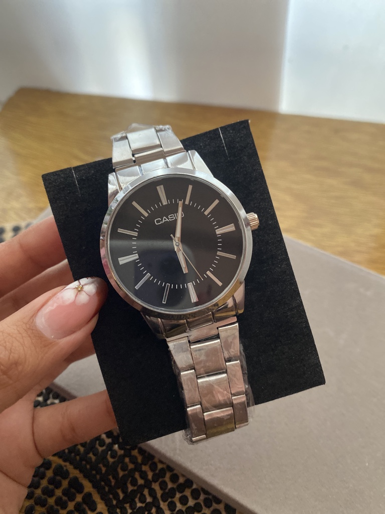 Reloj de hambre fondo negro
