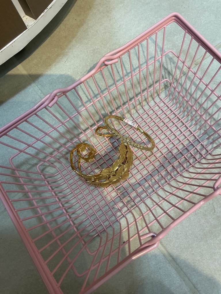 Pulseras doradas