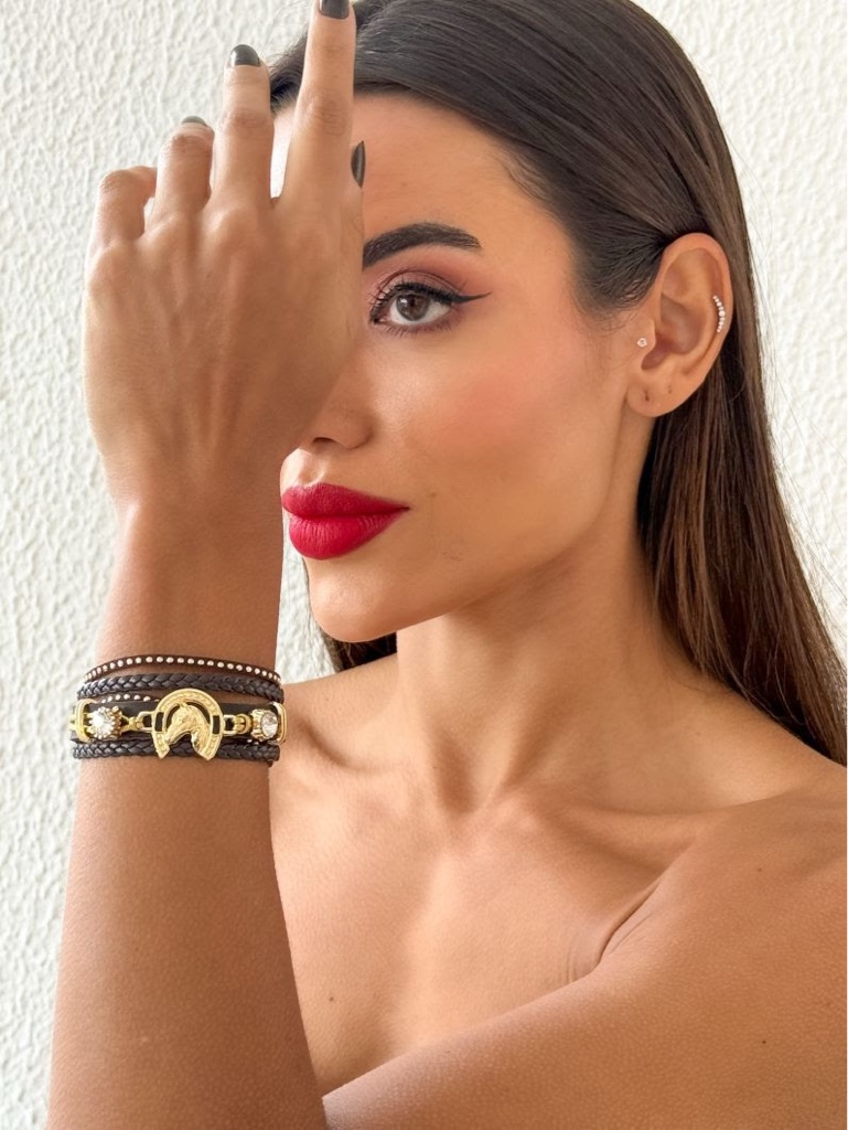 Pulseira courinho botton cavalo e bota
