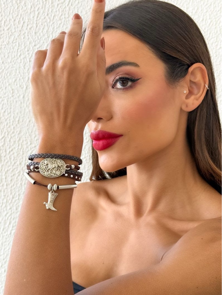 Pulseira courinho ponto luz e ferradura