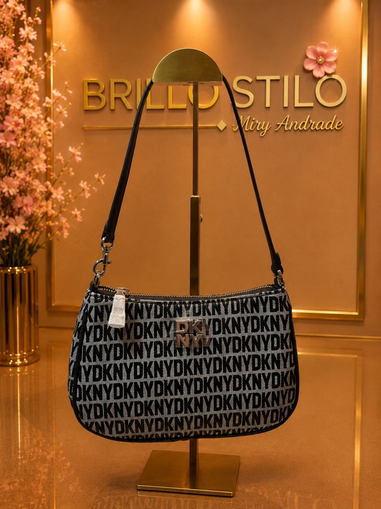 True Religion Zip Around Wallet Negro  Descripción:  Elegancia y funcionalidad se unen en esta cartera True Religion, diseñada para quienes buscan un accesorio sofisticado y práctico. Su diseño minimalista en color negro con cierre completo la convierte en el complemento perfecto para cualquier ocasión.  ✨ Diseño clásico y elegante en color negro ✨ Cierre completo con cremallera para mayor seguridad ✨ Amplio espacio para tarjetas, billetes, monedas y documentos ✨ Incluye correa de mano (wristlet