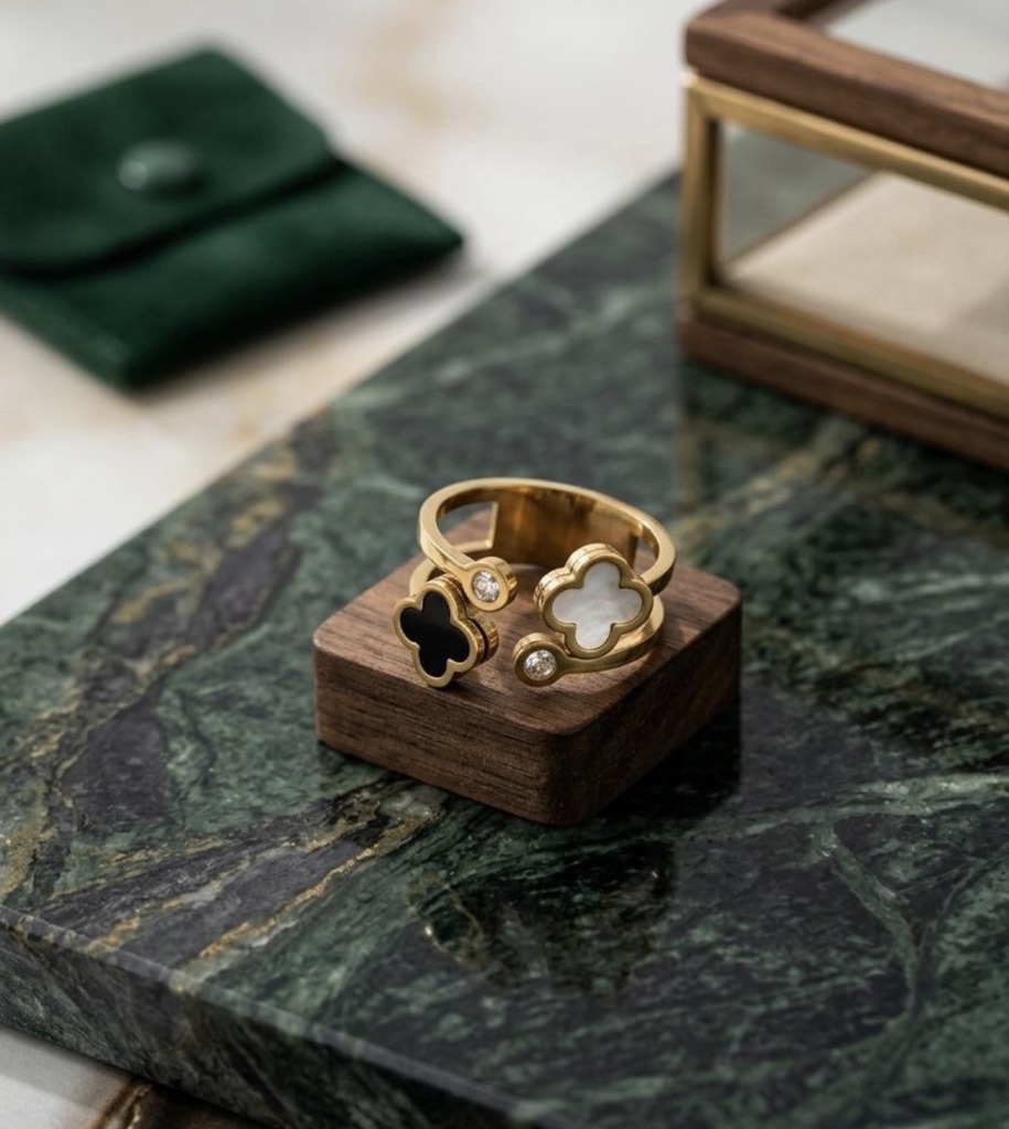 Anillo dorado trébol