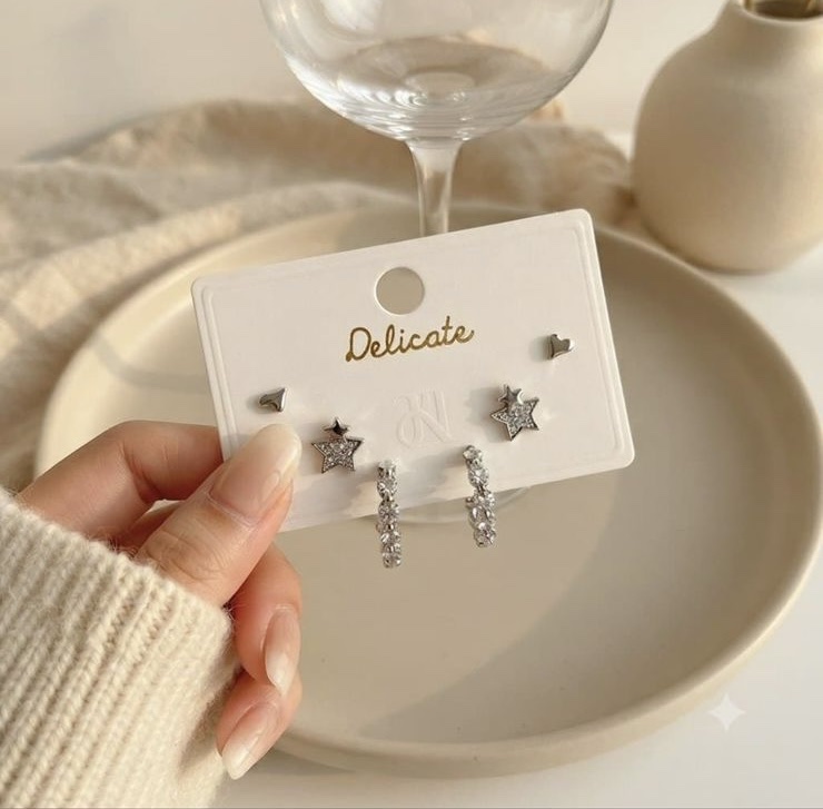 Delicate aretes plateados estrellas