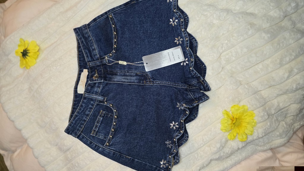 Short jeans con destellos en el ruedo