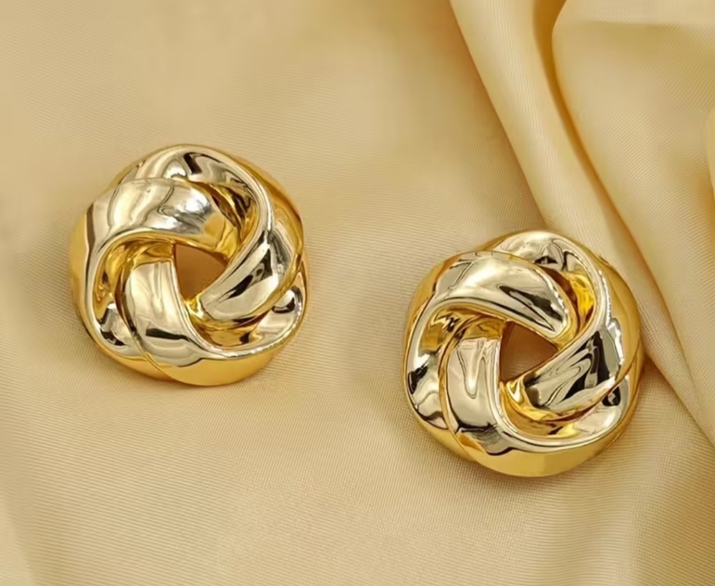 Aros dorados trenzados