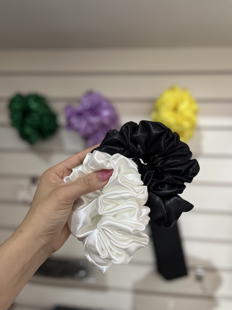 Colitas scrunchie satin negro y blanco