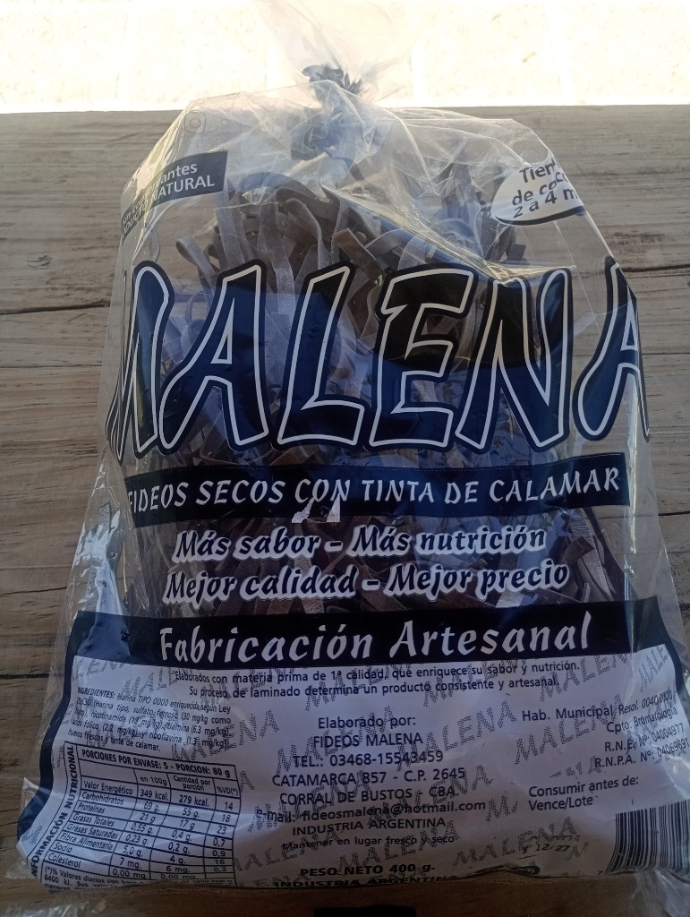 Malena fideos secos con tinta de calamar