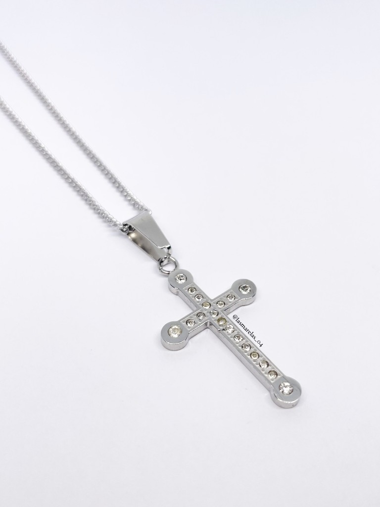 Cadena de cruz con piedritas plateada