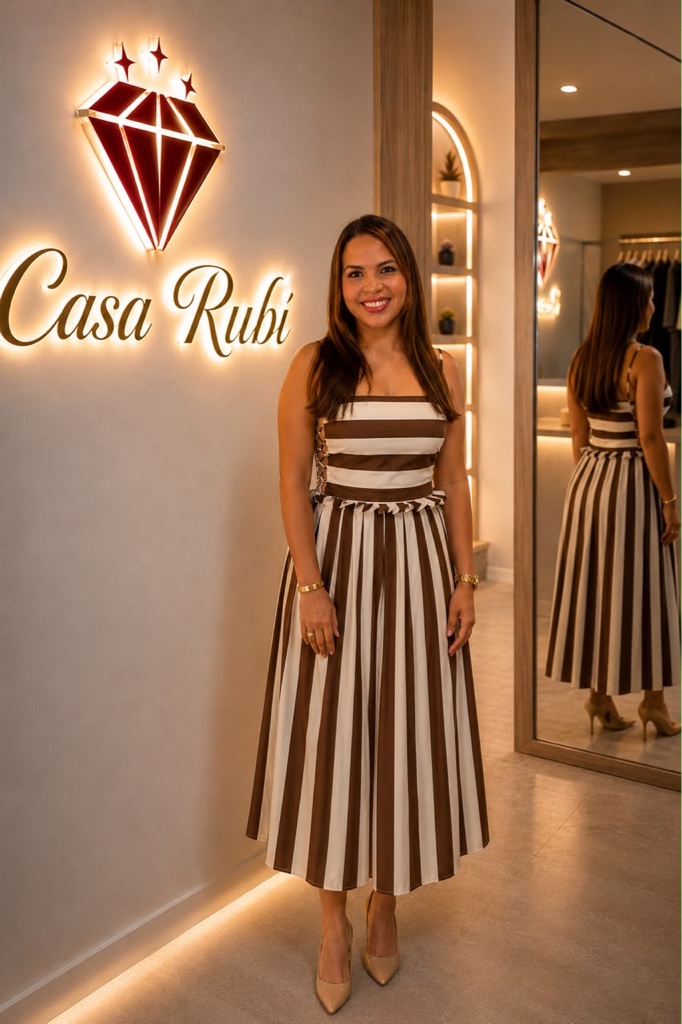 Modelo con vestido midi de rayas beige y café dentro de la tienda Casa Rubí