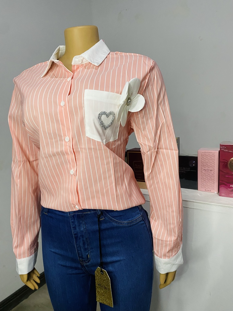 Blusa rosada rayada con cuello blanco