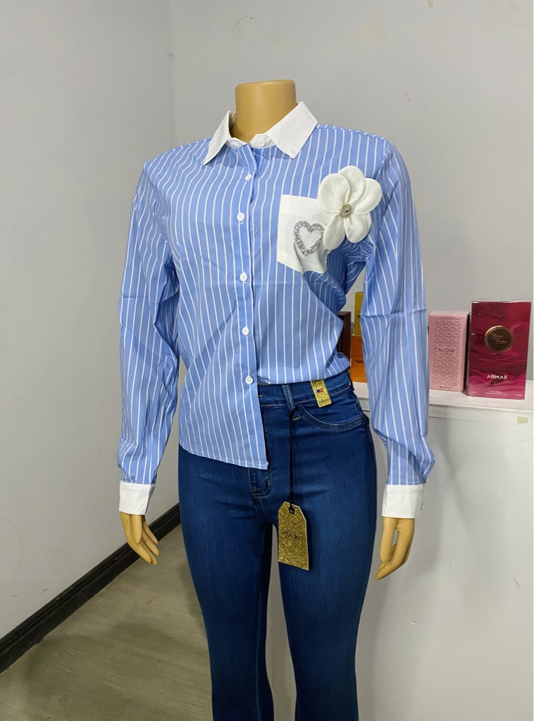Blusa celeste rayada con cuello blanco