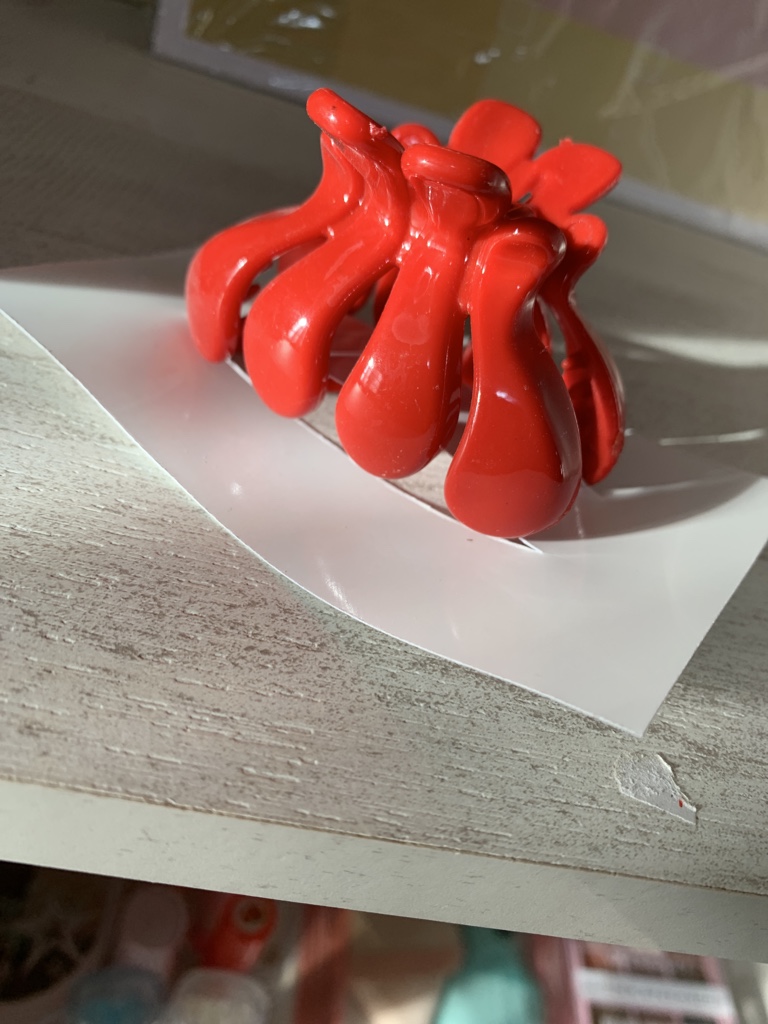 Broche rojo grande
