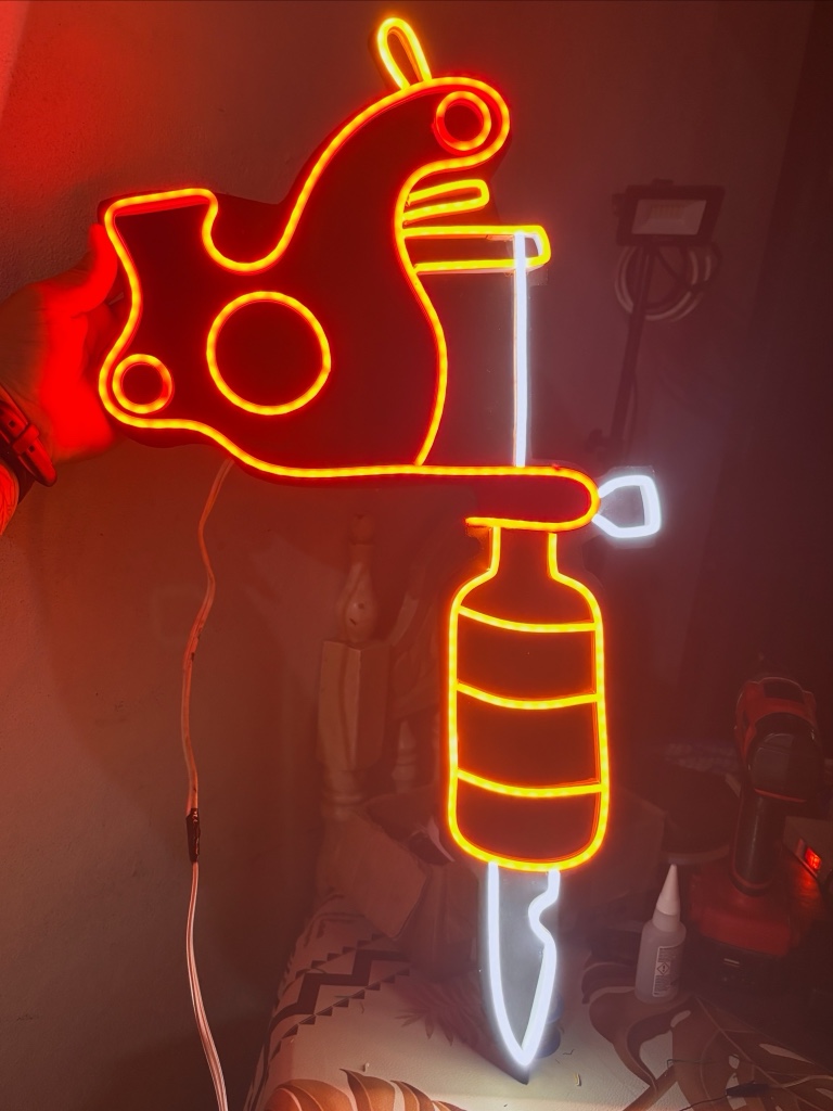 Letrero NEON "Máquina de Tatuar"