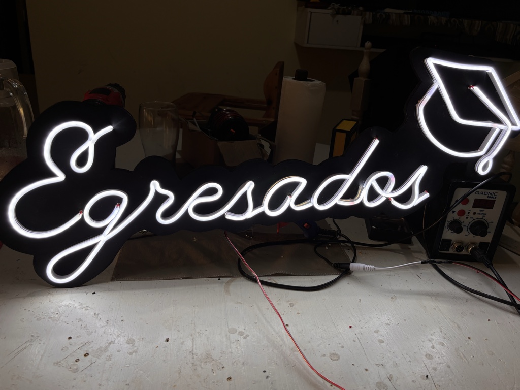 Letrero neón "Egresados"