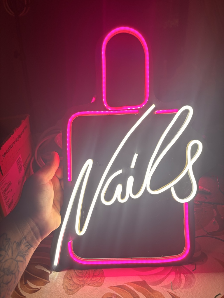 Letrero neón NAILS