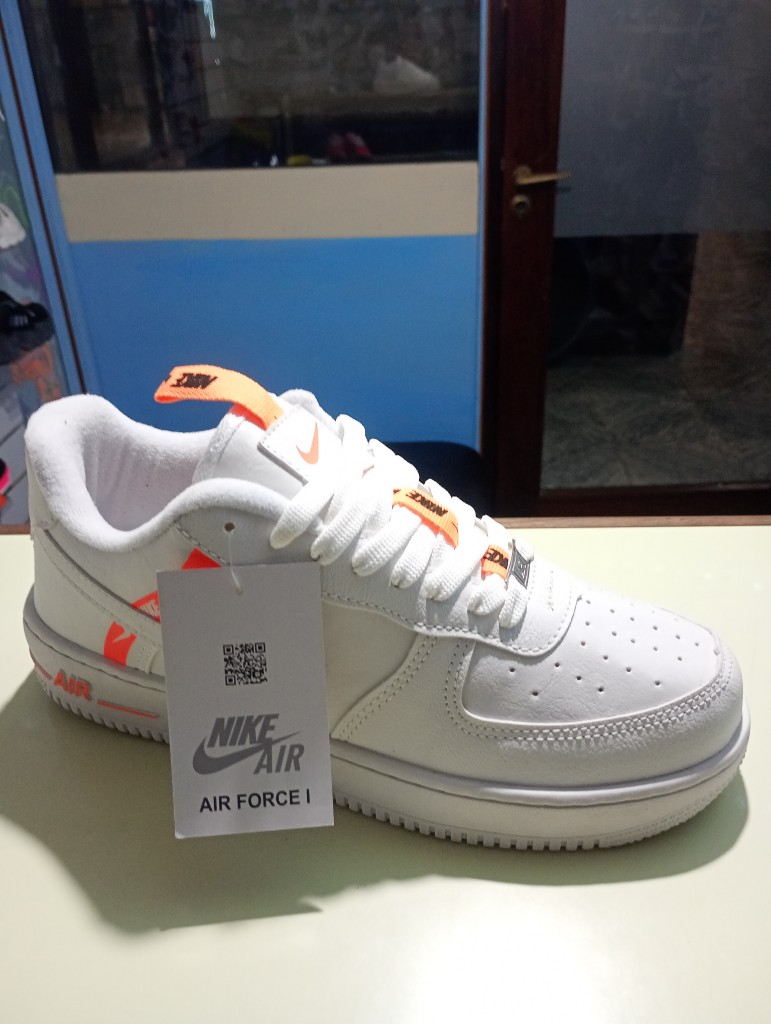NIKE air forcé white and Orange 🍊