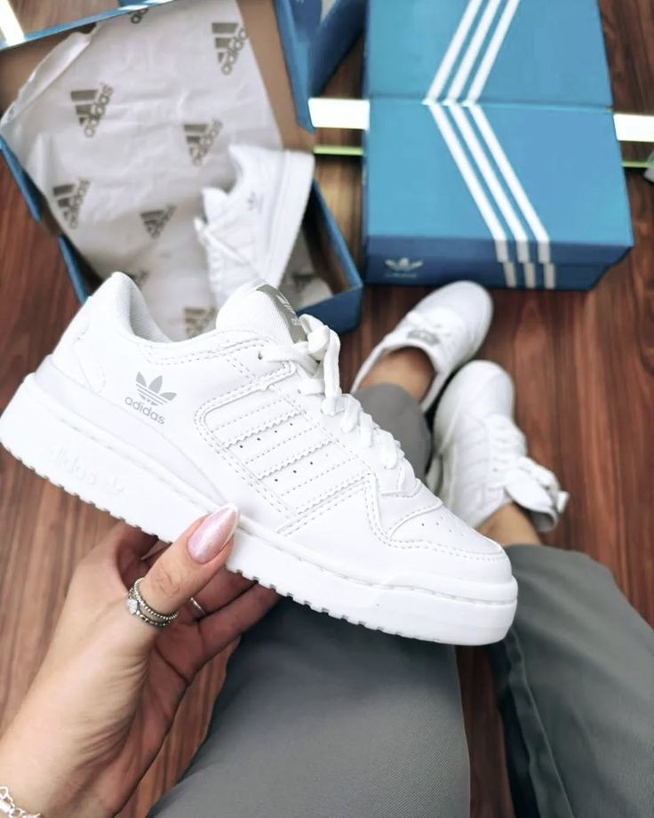 ADIDAS forum total white