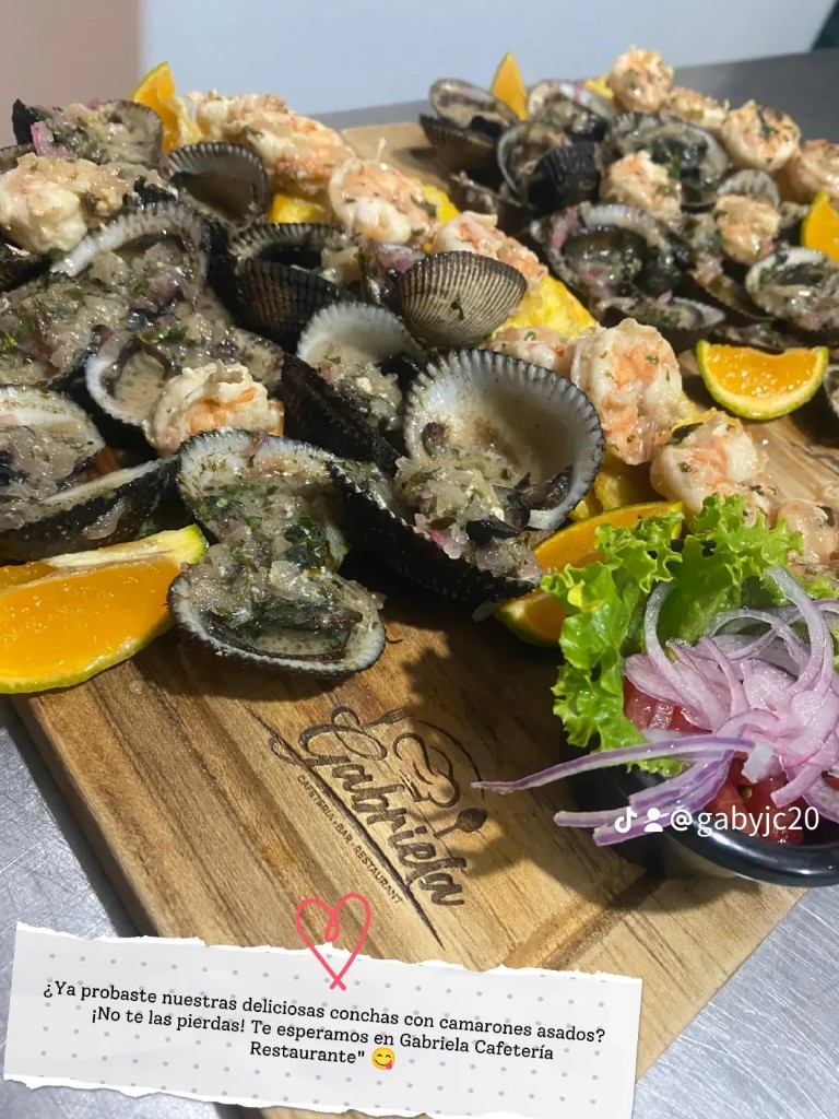 Conchas con camarones asados