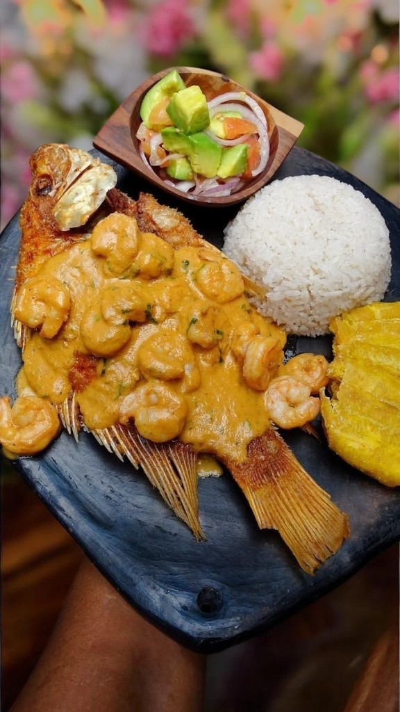 Tilapia en salsa de mariscos