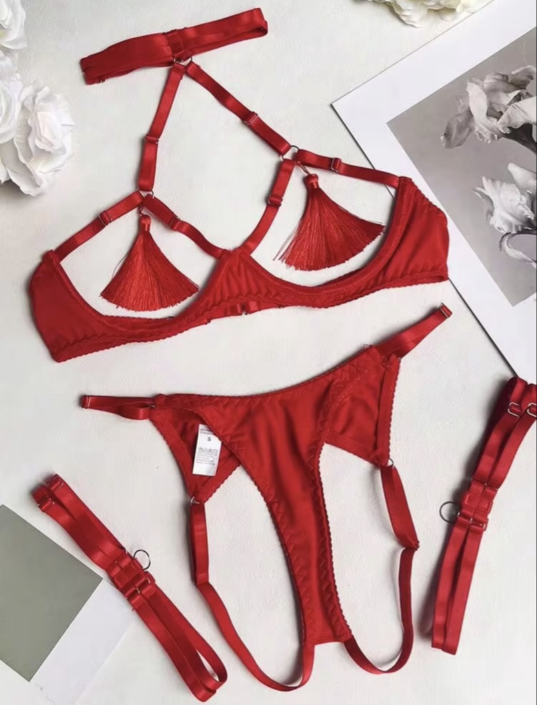 Conjunto vermelho com franjas