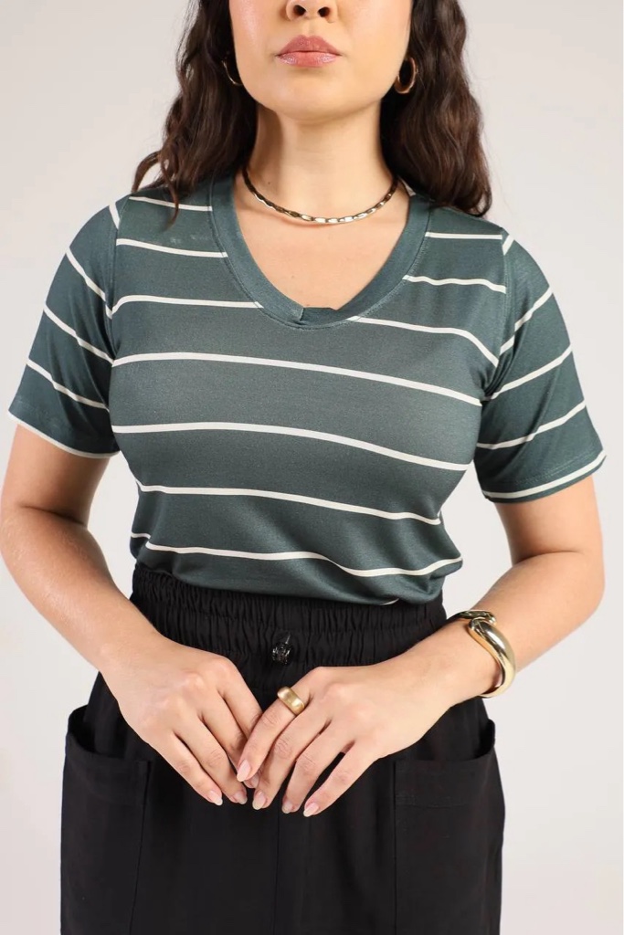 Camiseta Listrada Gola V Verde