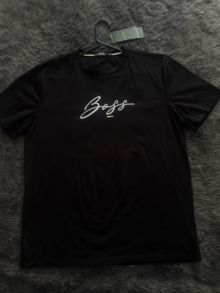 BOSS camiseta negra bordada
