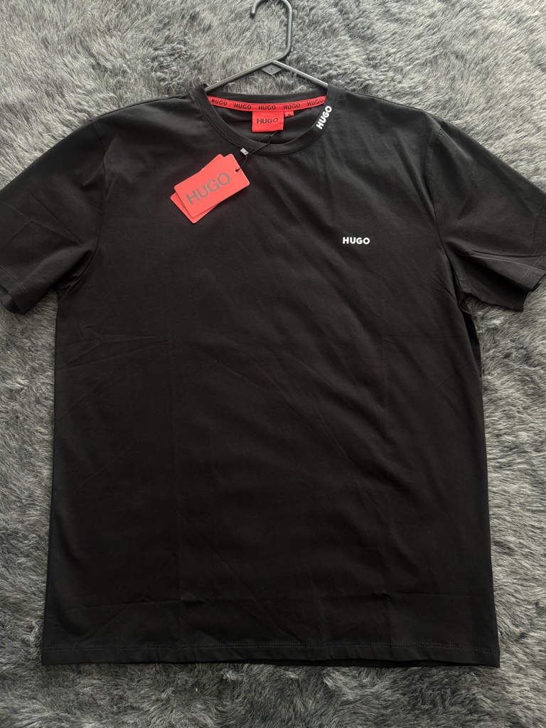 HUGO camiseta negra minimalista
