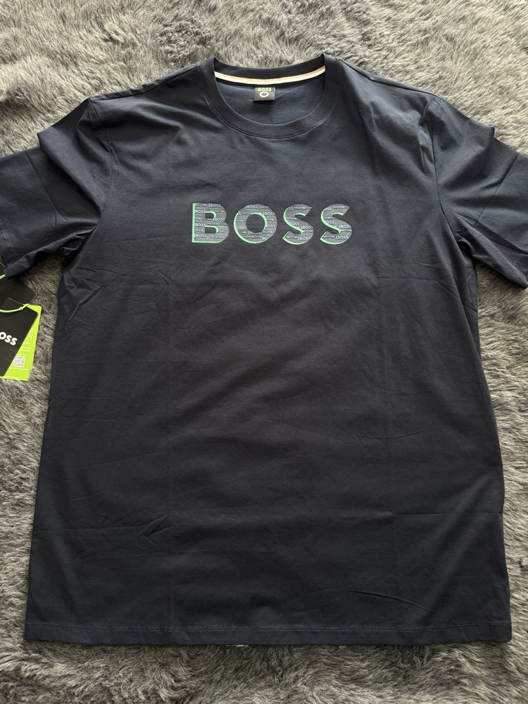 BOSS camiseta negra con verde