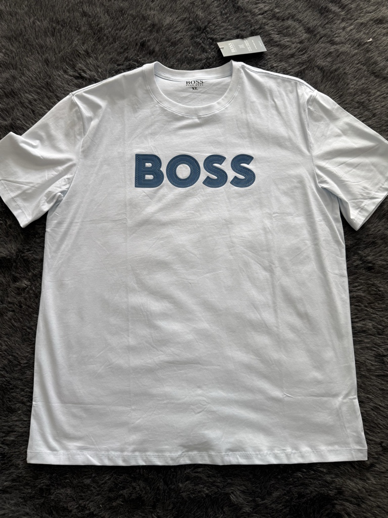BOSS camiseta blanca con celeste