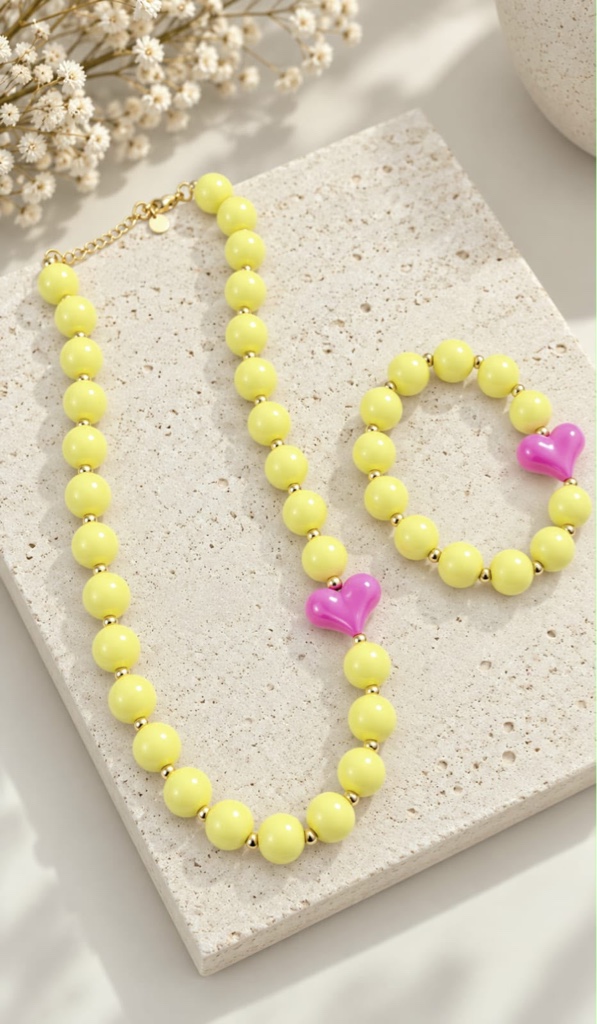 Set  amarillo con corazon rosa
