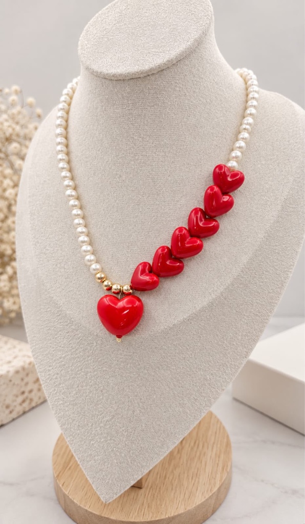 Collar perlas corazones rojos
