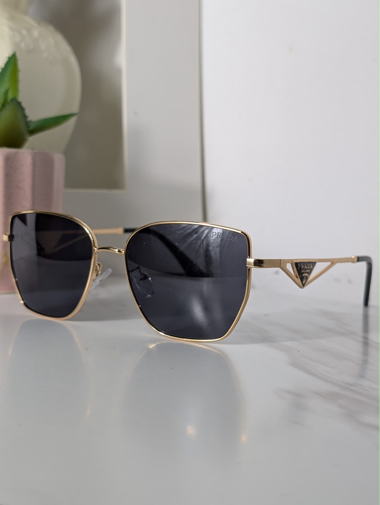 Prada lentes negros con dorado