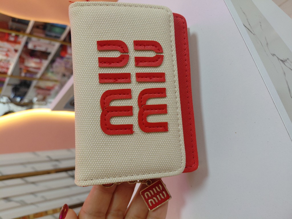 Miu Miu billetera beige y roja
