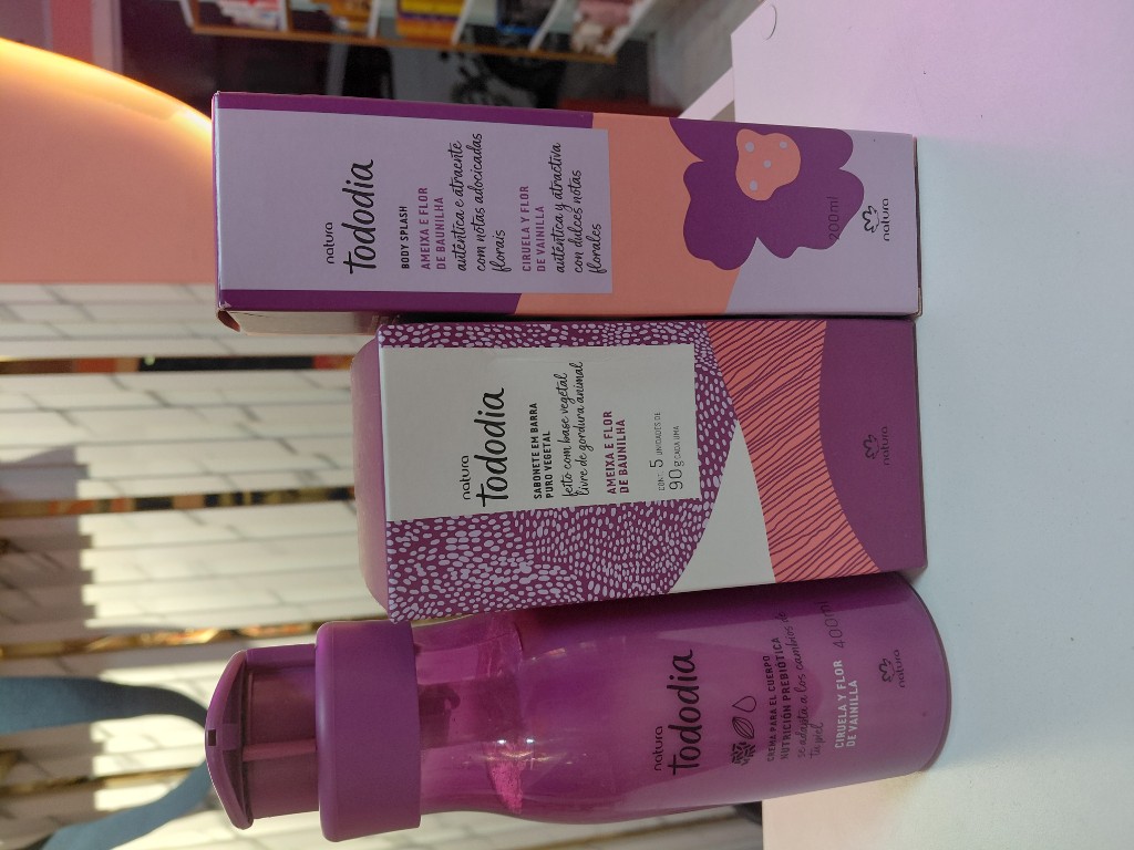 Natura Tododia ciruela y flor de vainilla crema corporal