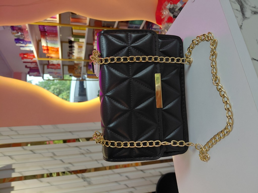 Bolso negro cadena dorada