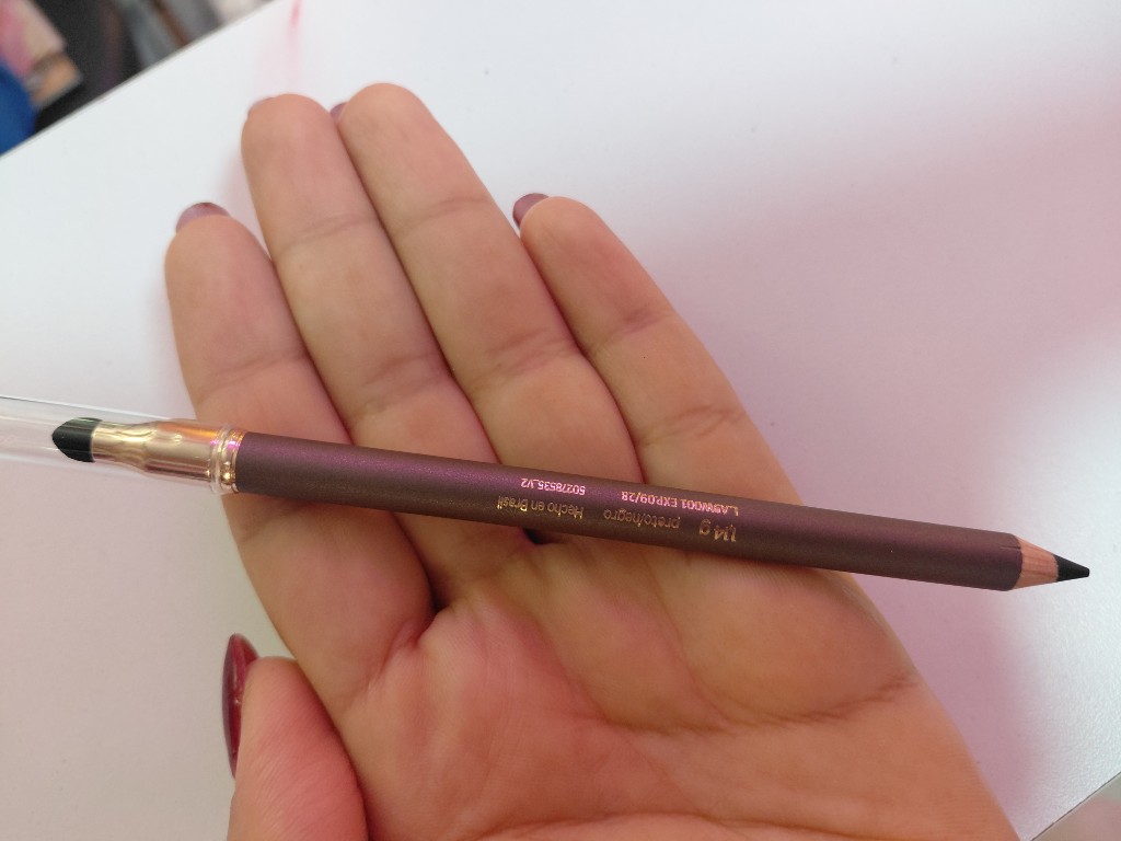 Maquillaje delineador negro para ojos una
