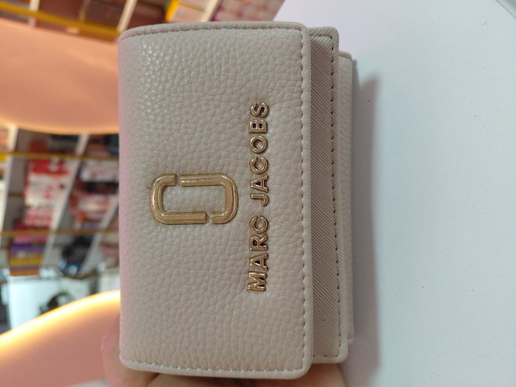 Marc Jacobs billetera beige