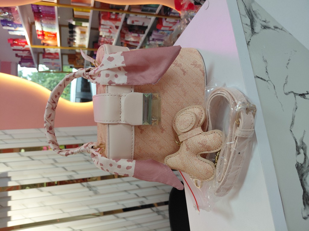 Bolso rosa con pañuelo