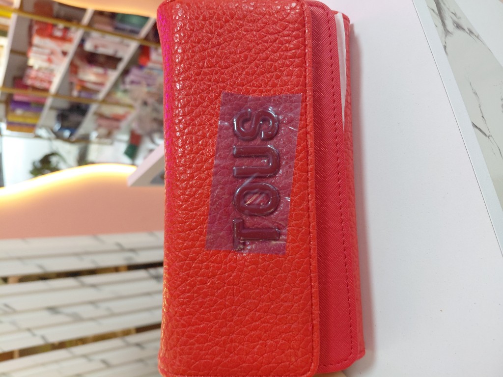 Tous billetera roja