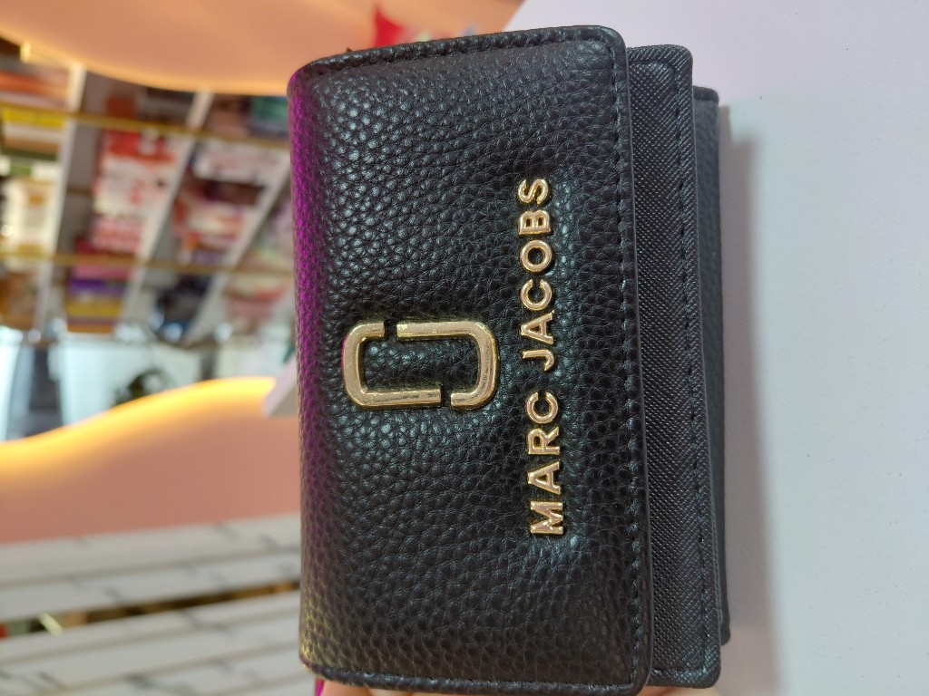 Marc Jacobs billetera negra
