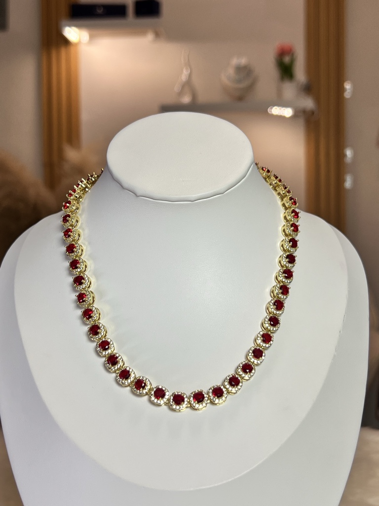 Collar con piedras rojas