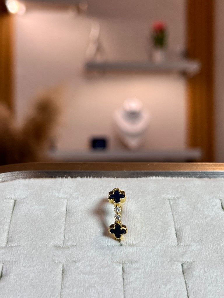 Anillo de trebol negro