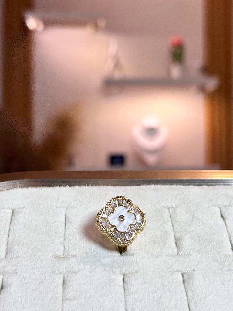 Anillo de trebol blanco