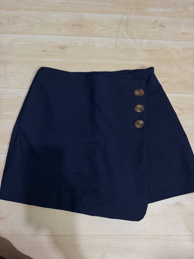 Short saia  azul marinho botões