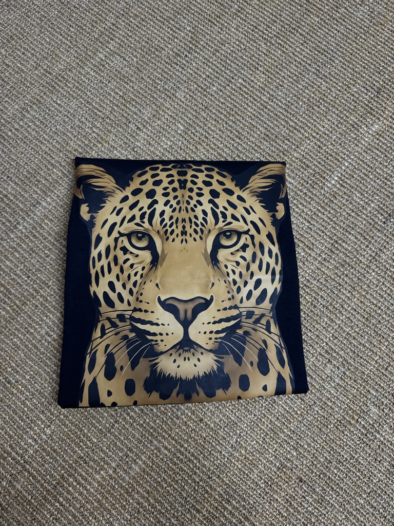 T-shirt preta onça