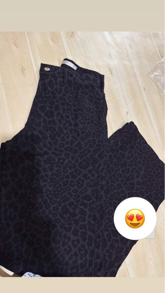 Calça jeans preta animal print