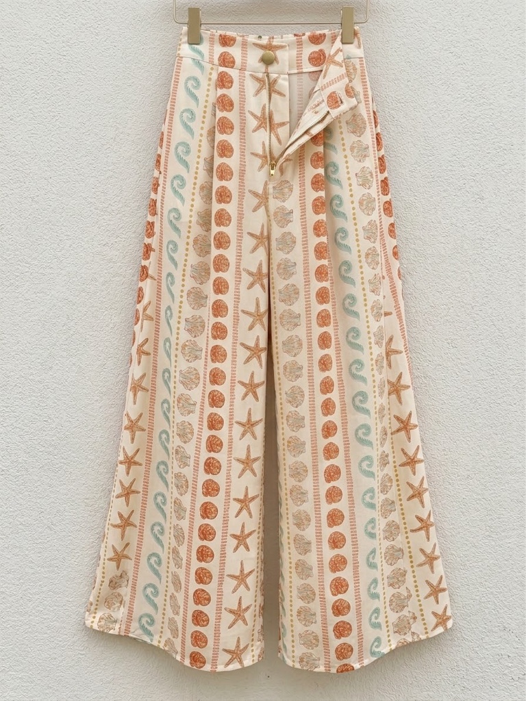 Calça pantalona de conchas