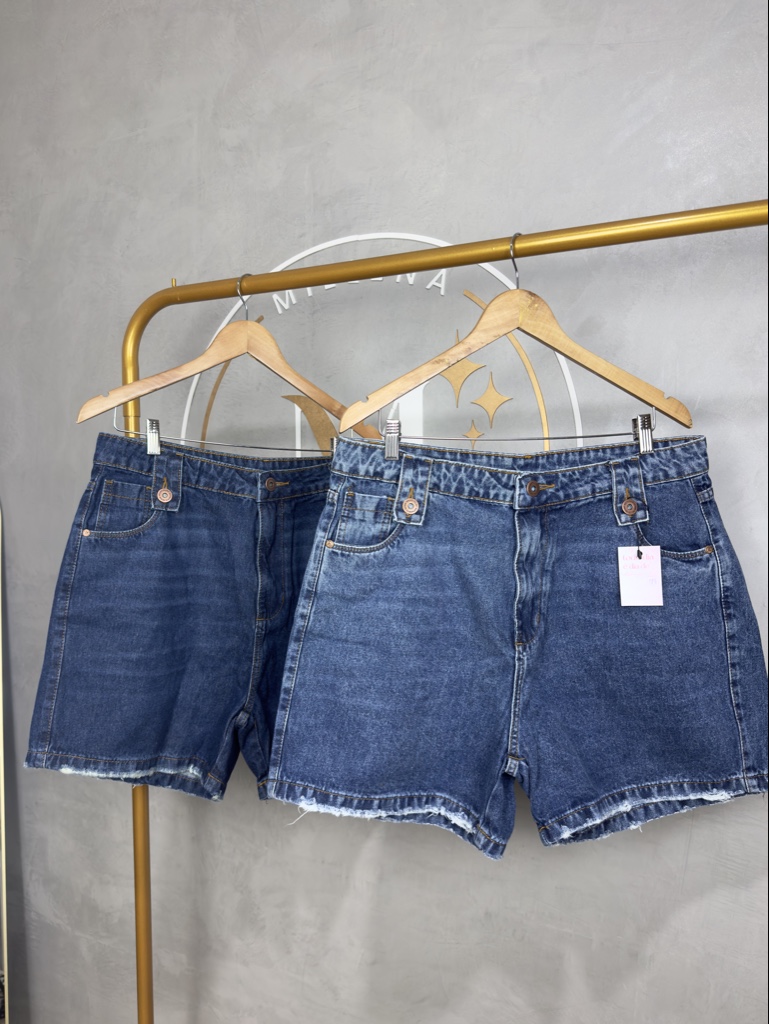 Shorts jeans meia coxa detalhe botão